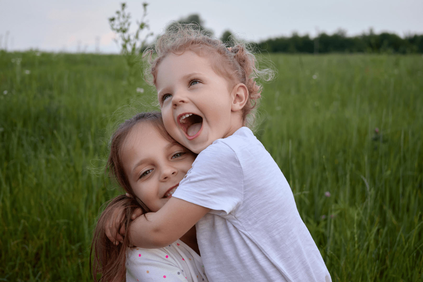 Deux enfants qui rient