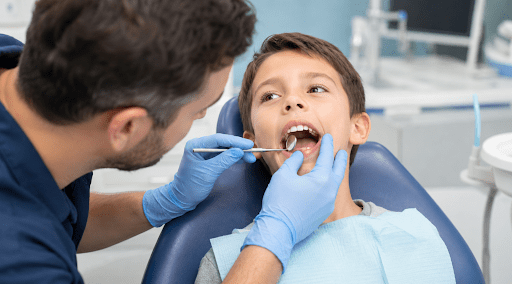 Examen d'un jeune patient au fauteuil