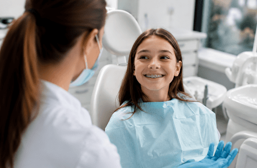 Adolescente portant un appareil multi-attaches en consultation