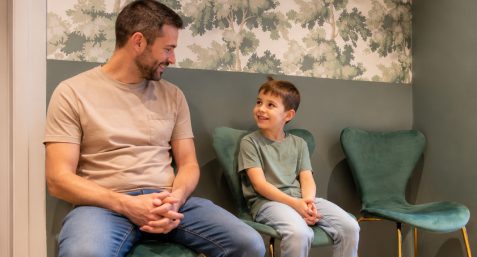 Un père et son fils en salle d'attente